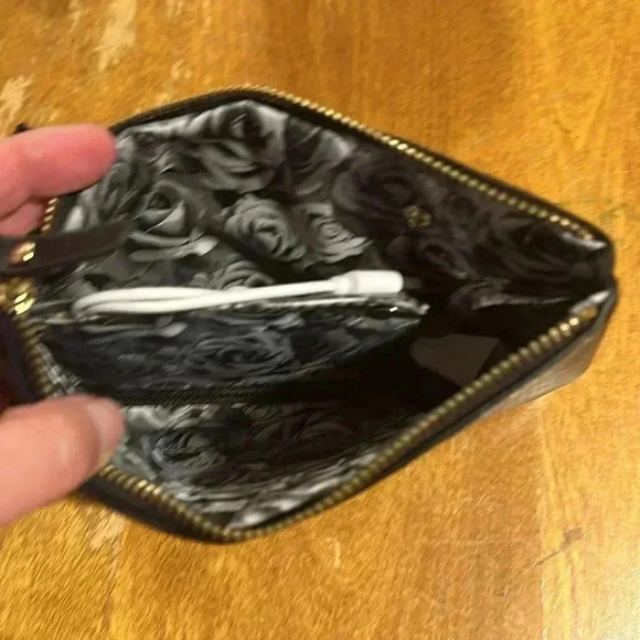 Adrienne Vittadini wallet-security and charger - Picture 4 of 5